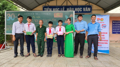 LIÊN ĐỘI TRƯỜNG THCS ĐỊNH HÒA  TỔ CHỨC CÁC HOẠT ĐỘNG CHÀO MỪNG KỶ NIỆM 50 NĂM NGÀY GIẢI PHÓNG MIỀN NAM - THỐNG NHẤT ĐẤT NƯỚC (30/4/1975 - 30/4/2025)