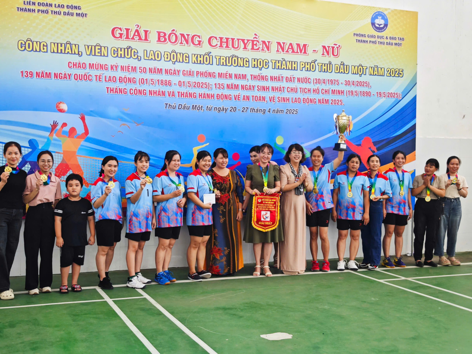 CÔNG ĐOÀN THCS ĐỊNH HÒA THAM DỰ GIẢI BÓNG CHUYỀN NAM - NỮ CÔNG NHÂN, VIÊN CHỨC, LAO ĐỘNG KHỐI TRƯỜNG HỌC TP. THỦ DẦU MỘT NĂM 2025