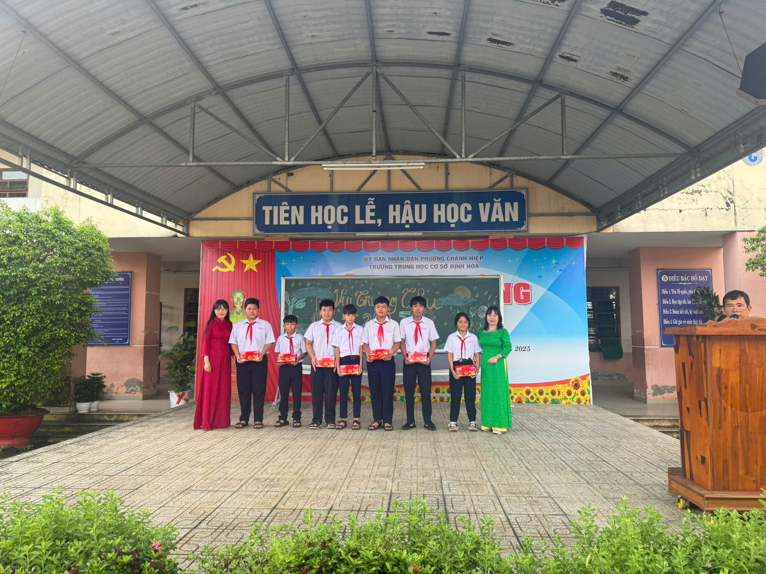 TRƯỜNG THCS ĐỊNH HÒA TRAO QUÀ TRUNG THU CHO HỌC SINH CÓ HOÀN CẢNH KHÓ KHĂN