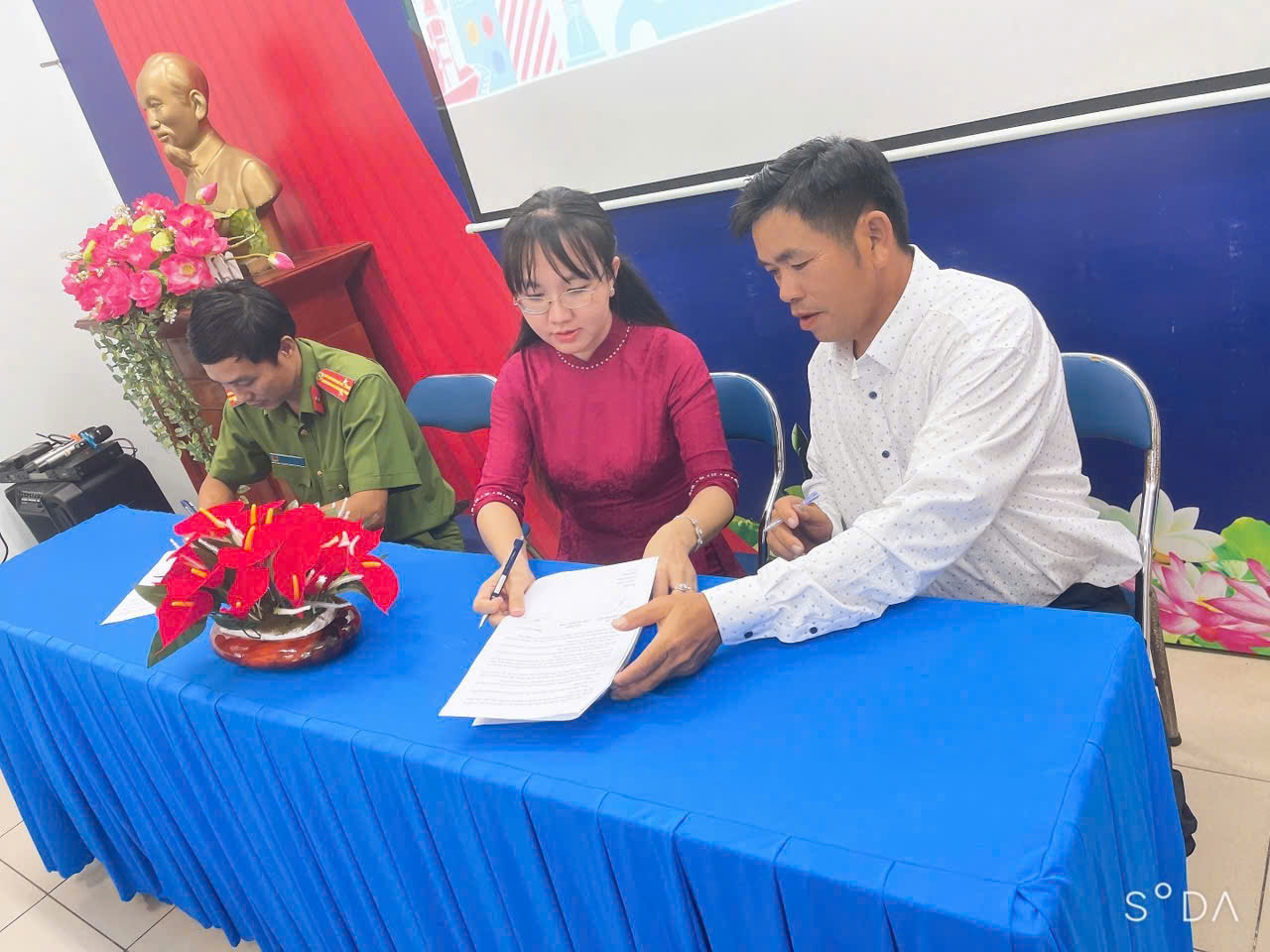 z7063117752724 2bc46d63147f6c98fbdb4c2b2b3d71bd