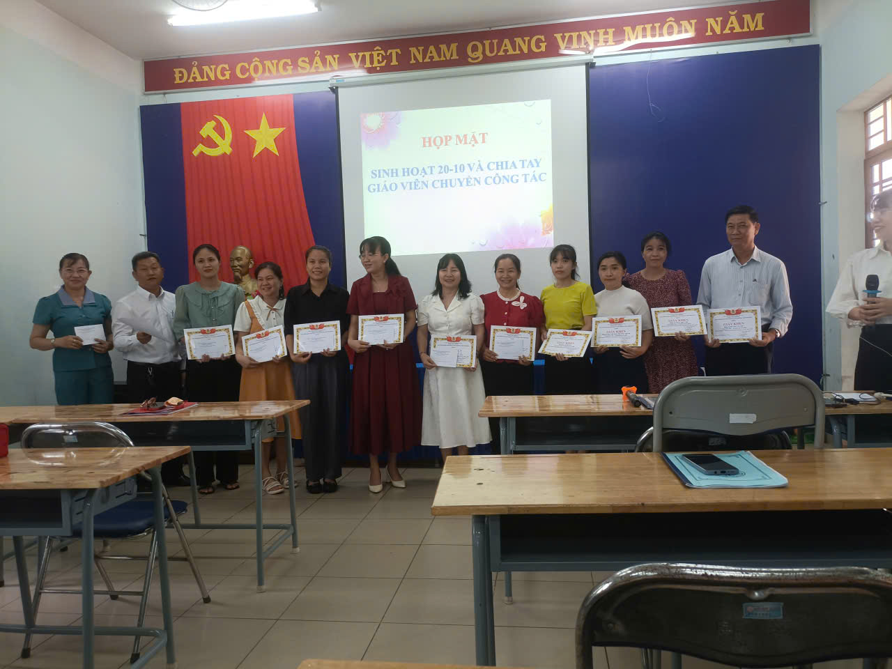 TRƯỜNG THCS ĐỊNH HÒA TỔ CHỨC SINH HOẠT KỶ NIỆM NGÀY PHỤ NỮ VIỆT NAM 20/10 KẾT HỢP CHIA TAY GIÁO VIÊN CHUYỂN CÔNG TÁC